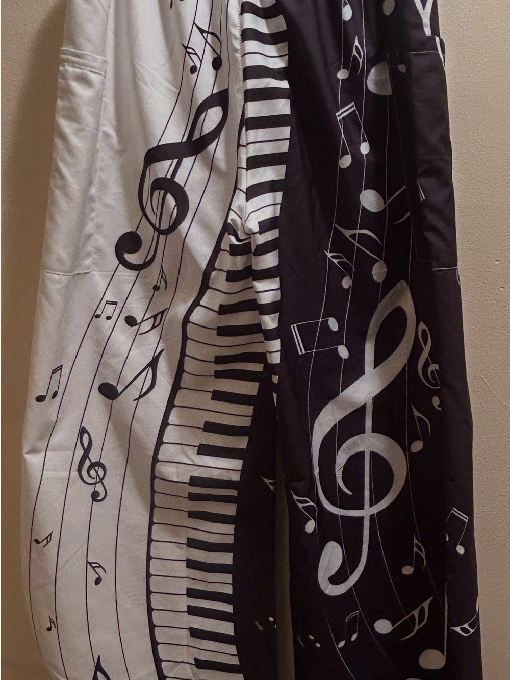 Music Notes & Piano Key Print Pants - Black & White
